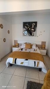 Un dormitorio con una cama con una hélice en la pared en Petite pause à la campagne, en Sainte-Anastasie-sur-Issole