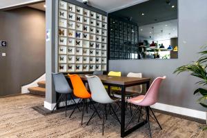 comedor con mesa y sillas en Heeton Concept Hotel - Kensington London, en Londres