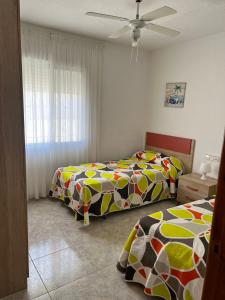 1 dormitorio con 2 camas y ventana en Chalet con piscina privada en Vinarós