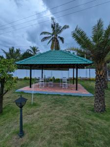 Taman di luar Multiple Stories, Wayanad