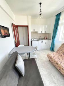ein kleines Wohnzimmer mit einem Tisch und einem Sofa in der Unterkunft Eftelya Apart in Oludeniz