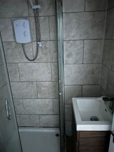 ein Bad mit einer Dusche und einem Waschbecken in der Unterkunft Cairo Street in Warrington