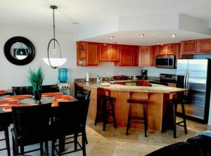 uma cozinha com uma grande ilha no meio dela em The Dolphins Ocean Front-Beach 2 BR 2Bth em Rosarito