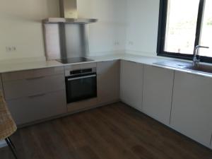 kuchnia z białymi szafkami, zlewem i kuchenką w obiekcie A0 Magnifique Appt 6 personnes Lofts de St Lucie w mieście Zonza