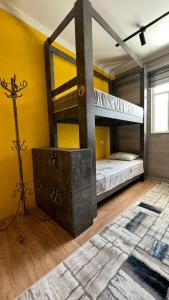 1 Schlafzimmer mit 2 Etagenbetten und einem Teppich in der Unterkunft Hostel L&K in Yakkasaray