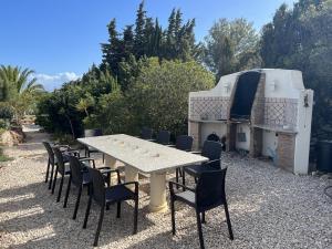 a table and chairs in front of a building at 233 Casa Galo Verde Apartments in Porches