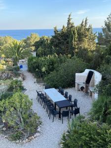 a garden with a table and chairs and the ocean at 233 Casa Galo Verde Apartments in Porches