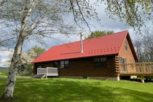 Cabaña de madera con techo rojo en Modern Log Cabin with Vineyard Views en Penn Yan