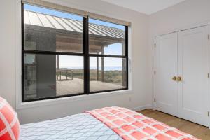 - une chambre avec une grande fenêtre et un lit dans l'établissement Day Beach House, à Westport