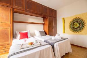 - 2 lits dans une chambre d'hôtel avec un plateau de fruits dans l'établissement PRG111 - 4 Dorm, Climatizado, Próx a Av. Brasil, à Balneário Camboriú