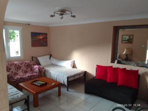 een woonkamer met een bank en een tafel bij Antonia family house near Airport in Porto Rafti