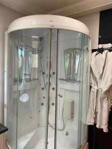 a shower with a glass enclosure in a bathroom at Appart calme & chaleureux en résidence près de la mer in Monastir