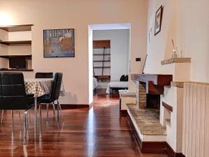 a living room with a fireplace and a table and chairs at Ospitaci Appartamenti San Salvatore in Foligno