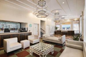 una sala de espera con sillas y una mesa en Waldorf Towers South Beach en Miami Beach