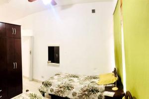 une chambre avec un lit et une commode dans l'établissement Cálido Loft con pileta cerca del centro., à Villa Carlos Paz 11 autres photos