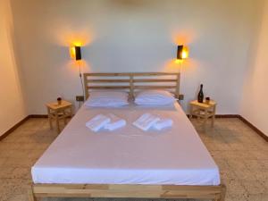1 dormitorio con 1 cama con 2 almohadas y 2 mesas en La Villetta Marrucca en Grosseto