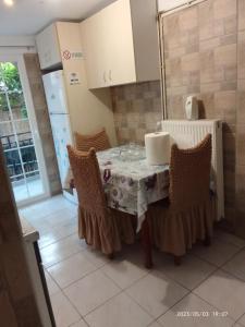 een keuken met een tafel en stoelen in een kamer bij Antonia family house near Airport in Porto Rafti