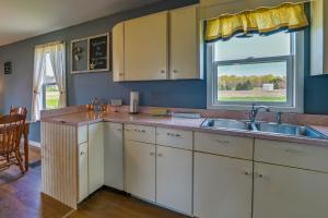 cocina con fregadero y ventana en Upstate New York Vacation Rental Near Cooperstown!, en Cherry Valley