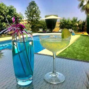 ein Getränk und eine Vase mit einer Blume auf dem Tisch in der Unterkunft Casa Alegria Spain Entire Home Private Pool in Antas