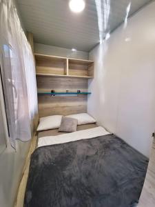 1 dormitorio pequeño con 1 cama en una habitación en Mobile home Sara en Privlaka