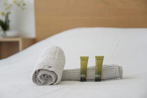um par de toalhas enroladas numa cama em Calm and modern flat in Boulogne-Billancourt - Welkeys em Boulogne-Billancourt