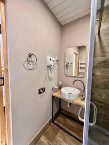 y baño con lavabo y espejo. en Sargsyan ECO house en Sevan