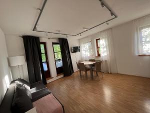 a living room with a table and a couch at Ferienwohnung Mittelbiberach in Mittelbiberach