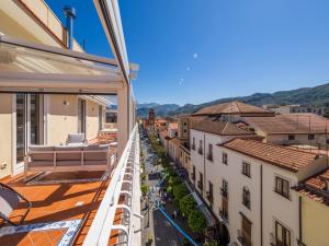 Blick auf die Stadt vom Balkon eines Gebäudes in der Unterkunft La Casa di Terry - Breathtaking view of Sorrento in Sorrent