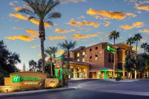 - une décoration de l'auberge hollywood la nuit dans l'établissement Holiday Inn Phoenix/Chandler, an IHG Hotel, à Chandler