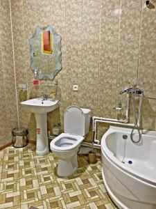 uma casa de banho com um WC, um lavatório e uma banheira em Hotel KAMILA Prime em Samarkand