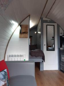 キンロックリーバンにあるNevis Pod, West Highland Way Holidaysのリビングルーム(ベッド1台、白いソファ付)