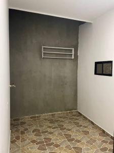 une pièce vide avec un mur et un climatiseur dans l'établissement Apartamento 202 Entero, à Montería