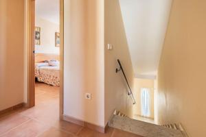 奧羅佩薩德爾馬的住宿－Bungalow completo，走廊上设有一张床的房间