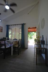 comedor con mesa, sillas y ventana en Gray Beach House en Potrero