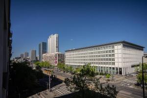 ワルシャワにあるApartment Marszalkowska Premium Warsaw City Centerの高層ビルと通りの景色を望む