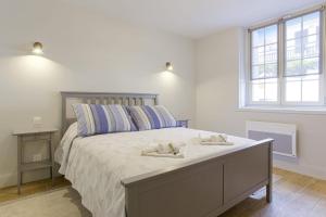 um quarto com uma cama com duas toalhas em Nice flat 300 meters away from the beach - Biarritz - Welkeys em Biarritz