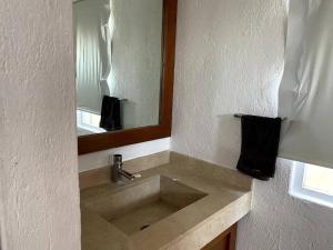 W łazience znajduje się umywalka i lustro. w obiekcie SUITE MISION JURIQUILLA #1 w mieście Juriquilla