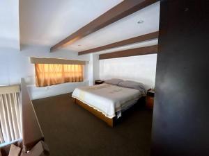 Un pat sau paturi într-o cameră la SUITE MISION JURIQUILLA #1