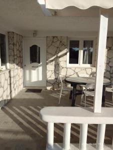 een patio met een tafel en een tafel en stoelen bij Antonia family house near Airport in Porto Rafti