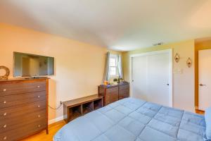 Charming Leola Home 10 Mi to Downtown Lancaster! tesisinde bir odada yatak veya yataklar