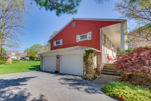 una casa roja con un garaje blanco en Charming Leola Home 10 Mi to Downtown Lancaster!, en Leola