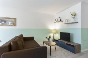 un soggiorno con divano e TV di Charming flat with sunny terrace - Anglet - Welkeys ad Anglet