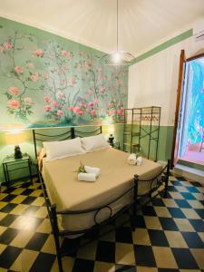 ein Schlafzimmer mit einem Bett mit Blumenwand in der Unterkunft Blom apartments in Pisa
