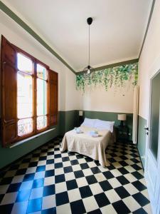 una camera con un letto e un pavimento a scacchi di Blom apartments a Pisa