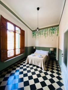 een slaapkamer met een bed en een geruite vloer bij Blom apartments in Pisa