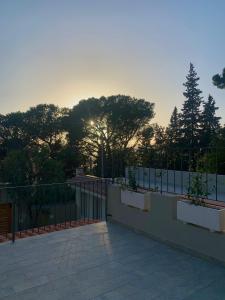 un balcone di una casa con alberi sullo sfondo di Tarsis Guest House a Baunei