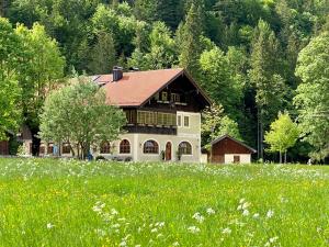 een huis in het midden van een grasveld bij Ferienwohnungen Zipflwirt in Bayrischzell
