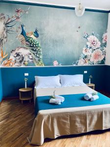 een slaapkamer met een bed met een schilderij aan de muur bij Blom apartments in Pisa