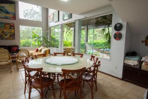 comedor con mesa y sillas en Sossego Homestay, en Chapada dos Guimarães