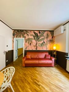 een woonkamer met een bank en een tafel bij Blom apartments in Pisa